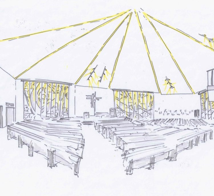 Innenansicht einer Kirche mit Bänken, einem Kreuz und einem Dach mit gelben Linien.